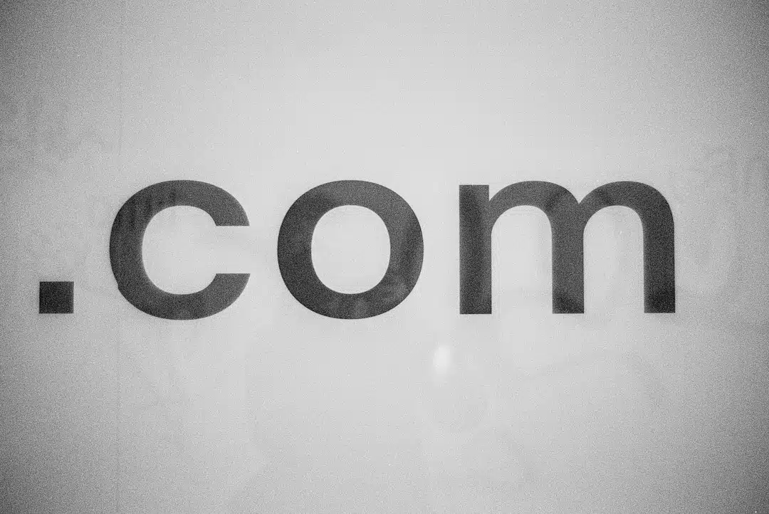 A .com domain extension sign, illustrating how to choose a domain extension for your business